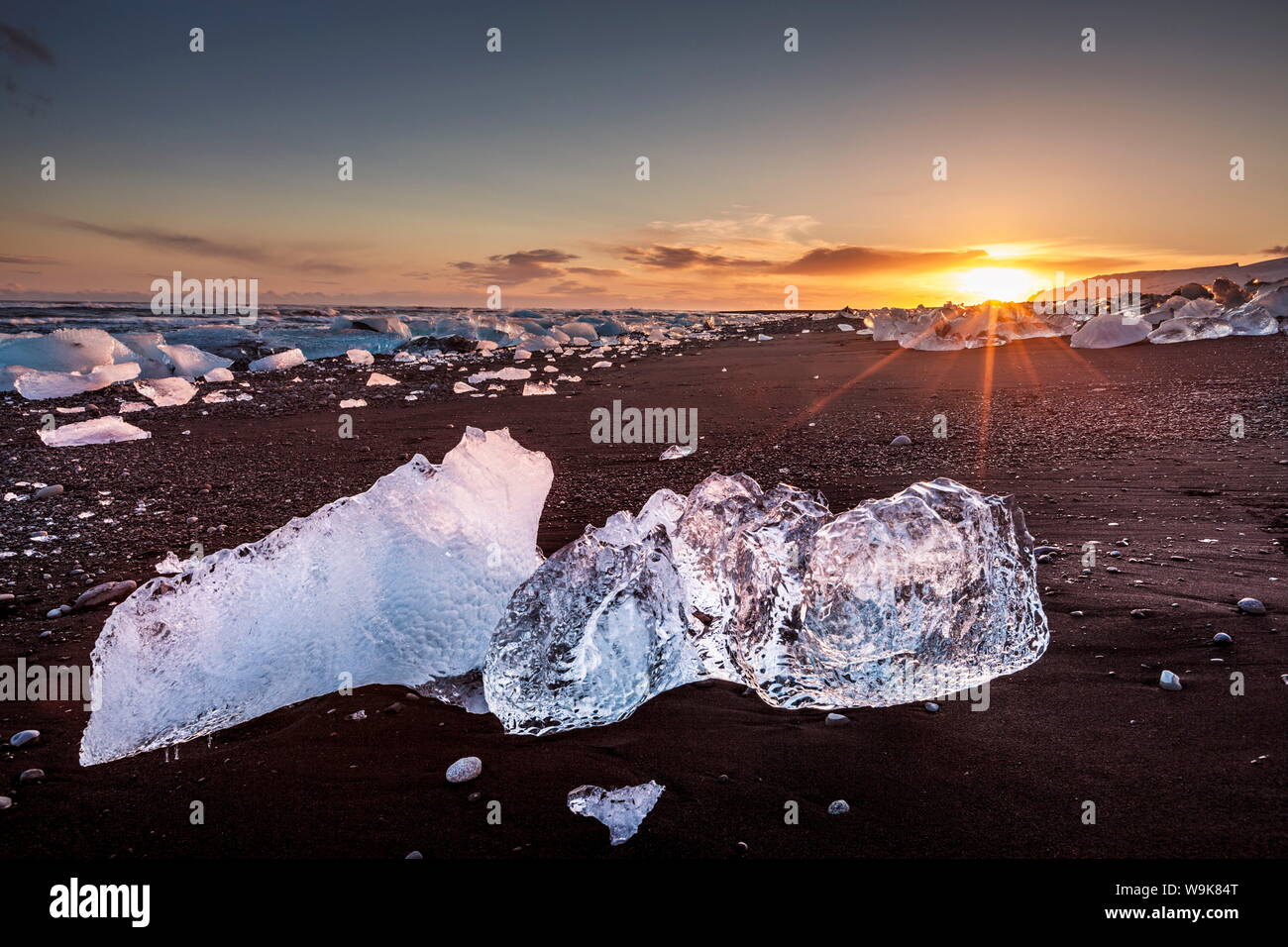 Gebrochenes Eis aus angespülten Eisberge am Jökulsárlón schwarzen Strand bei Sonnenuntergang, Jökulsárlón, südöstlichen Island, Island, Polarregionen Stockfoto