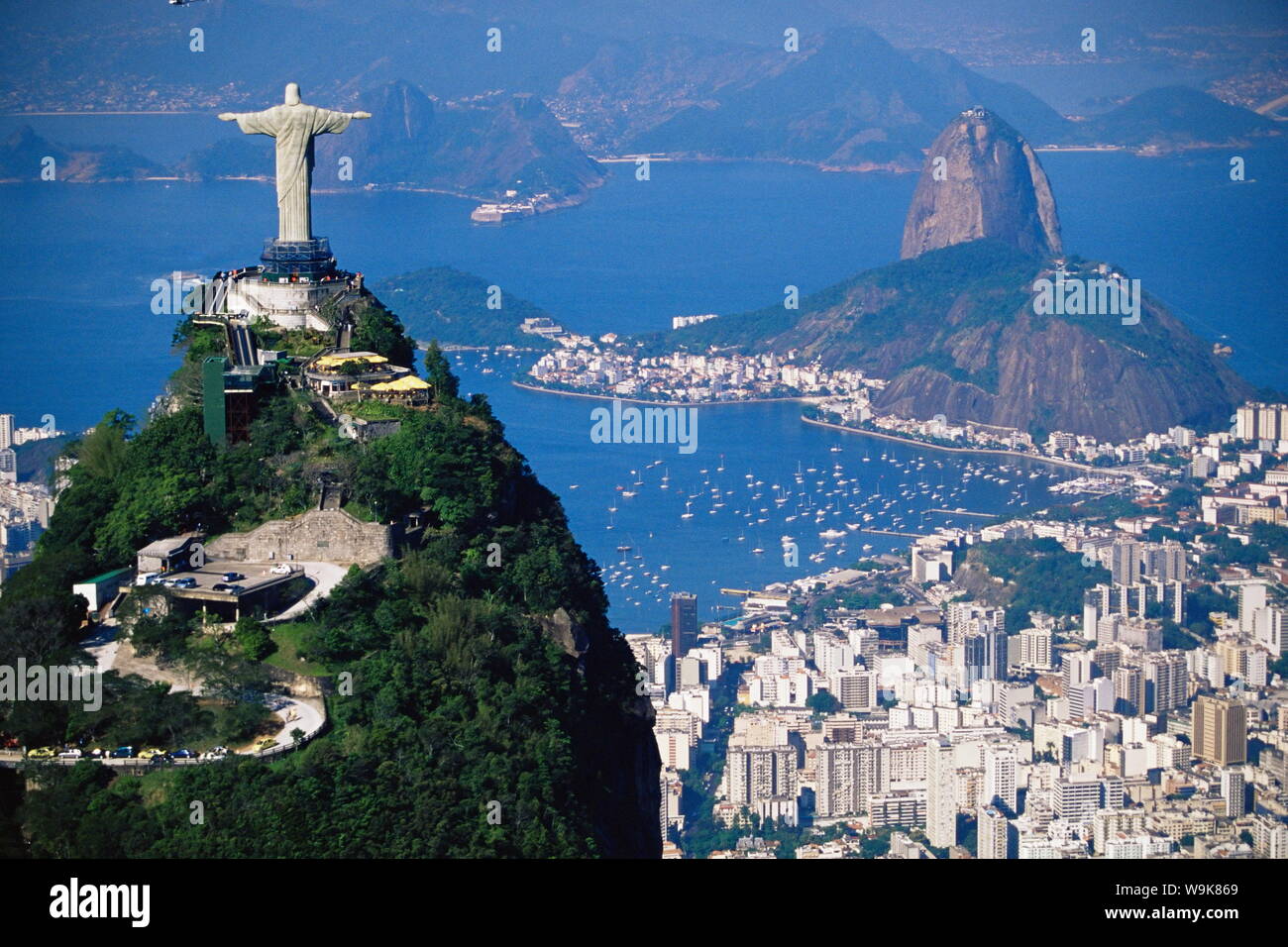 Statue von Christus, dem Erlöser, mit Blick auf die Stadt und den Zuckerhut, Rio de Janeiro, Brasilien, Südamerika Stockfoto