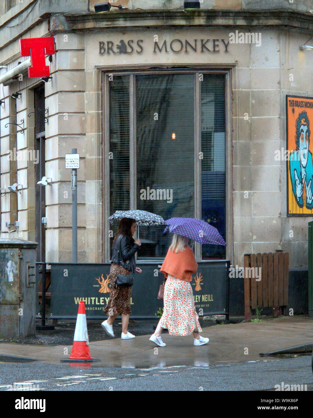Glasgow, Schottland, Großbritannien, 14. August 2019. UK Wetter: Regen Regen kommt wieder UK Wetter: Regen Regen in Glasgow, Schottland mit der Prognose der Veränderung zum Schlechteren im Zentrum der Stadt. Zeichen der kalten Wetter mit Regen, brass Monkey zu gehen. . Gerard Fähre / alamy Leben Nachrichten Stockfoto