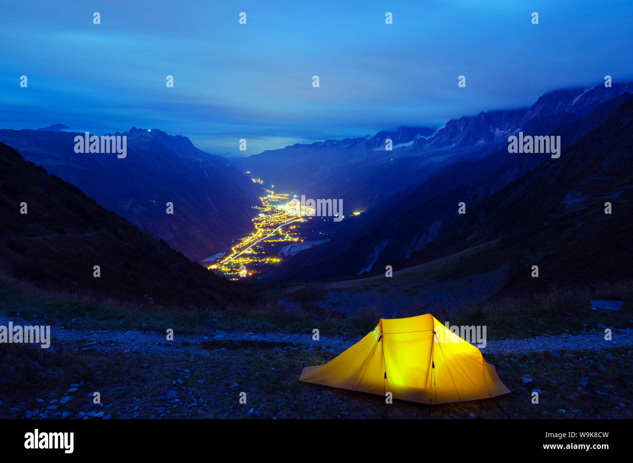 Beleuchtet, Zelt und das Tal von Chamonix, Haute-Savoie, Französische Alpen, Frankreich, Europa Stockfoto