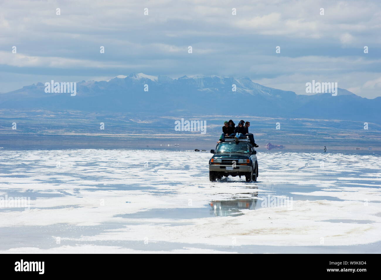 Allradantrieb (4WD) mit Reisegruppe auf Salir de Uyuni salt Flats, Bolivien, Südamerika Stockfoto