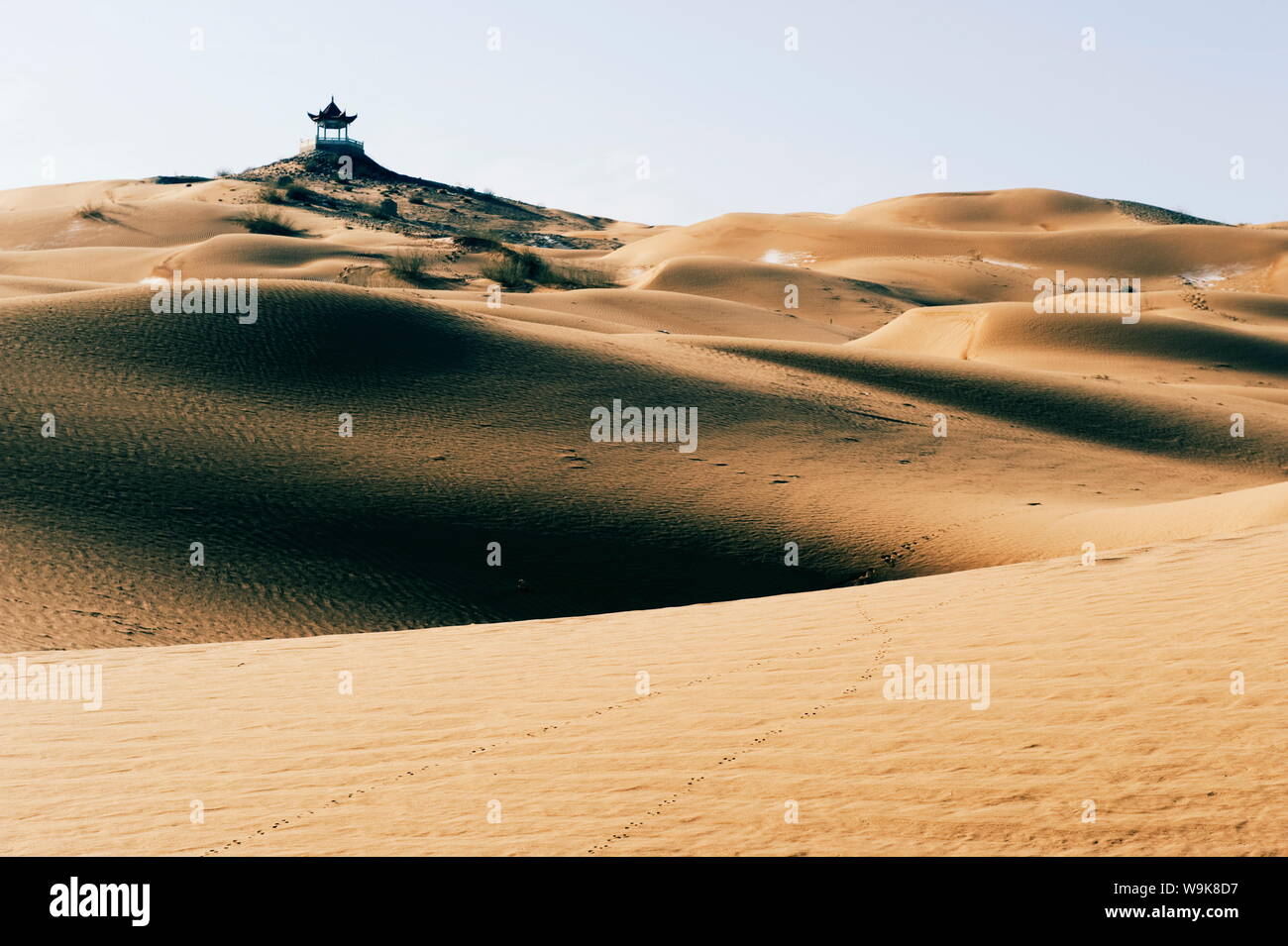 Ein Pavillon auf der Tengger Wüste Sanddünen in Shapotou in der Nähe von Zhongwei, Provinz Ningxia, China, Asien Stockfoto