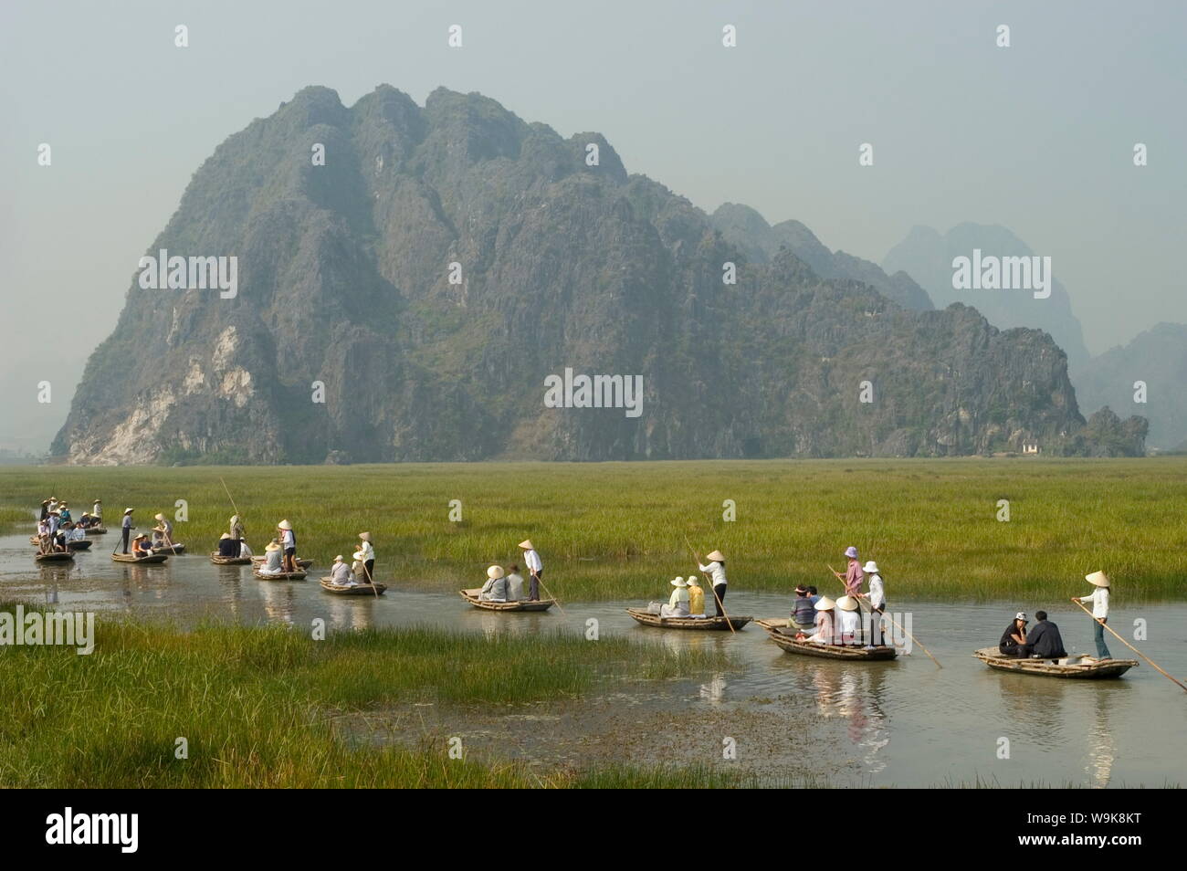 Stochern Boote am Delta des Flusses, Kalkstein Bergwelt, Van Langen, Ninh Binh, südlich von Hanoi, Vietnam, Südostasien, Asien Stockfoto