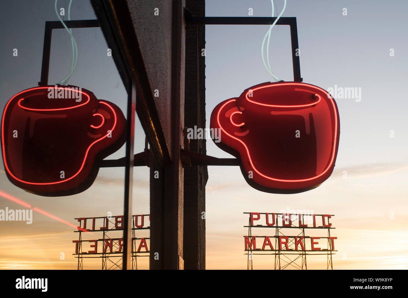 Neon Kaffeebecher in Coffee shop Fenster mit der Pike Place Market, Seattle, Washington State, Vereinigte Staaten von Amerika, Nordamerika wider Stockfoto