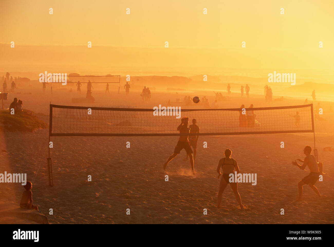 Beach Volleyball Spiel, am späten Nachmittag, Camps Bay, Kapstadt, Südafrika, Afrika Stockfoto