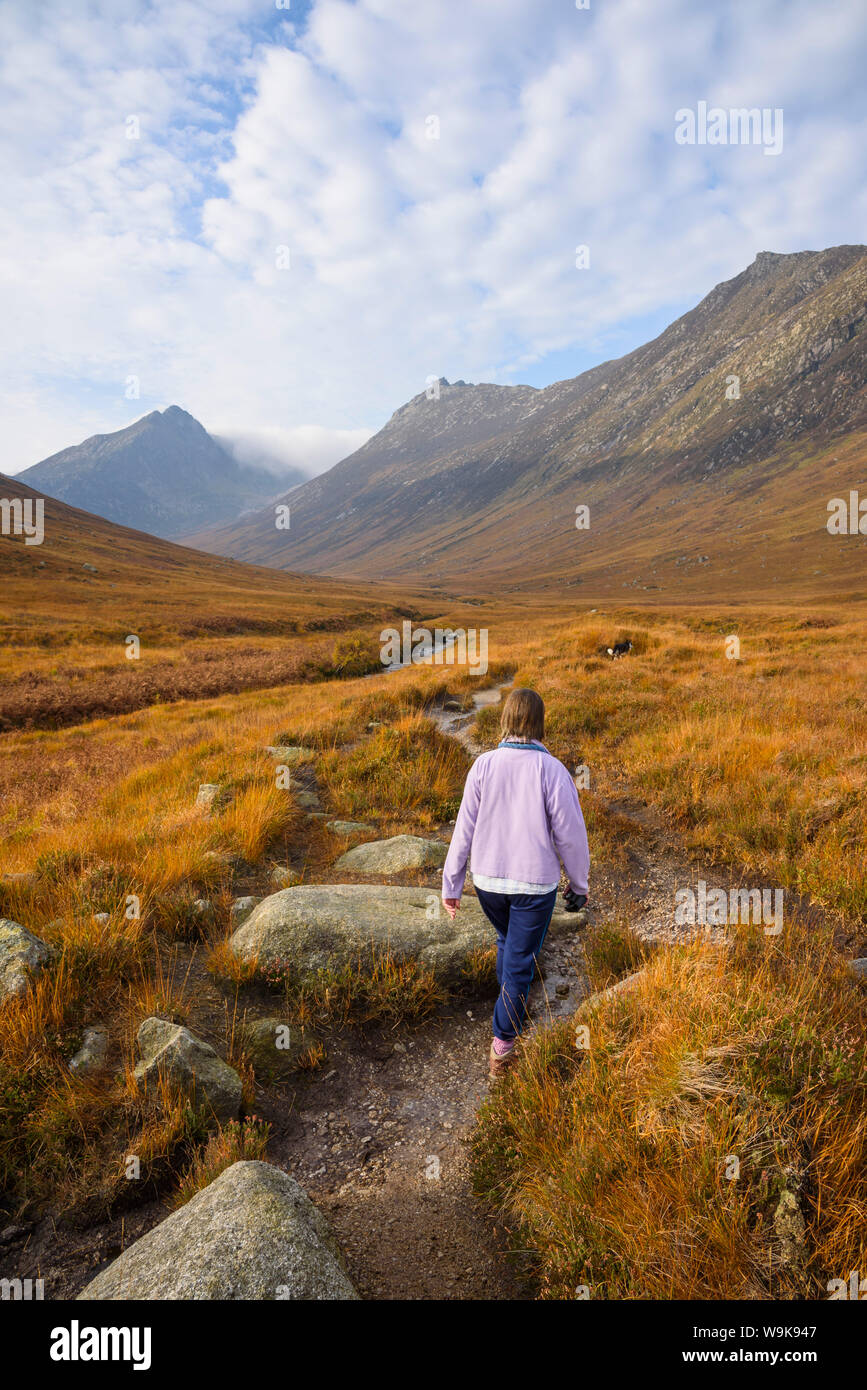 Frau wandern in Glen Sannox, Isle of Arran, North Ayrshire, Schottland, Großbritannien, Europa Stockfoto