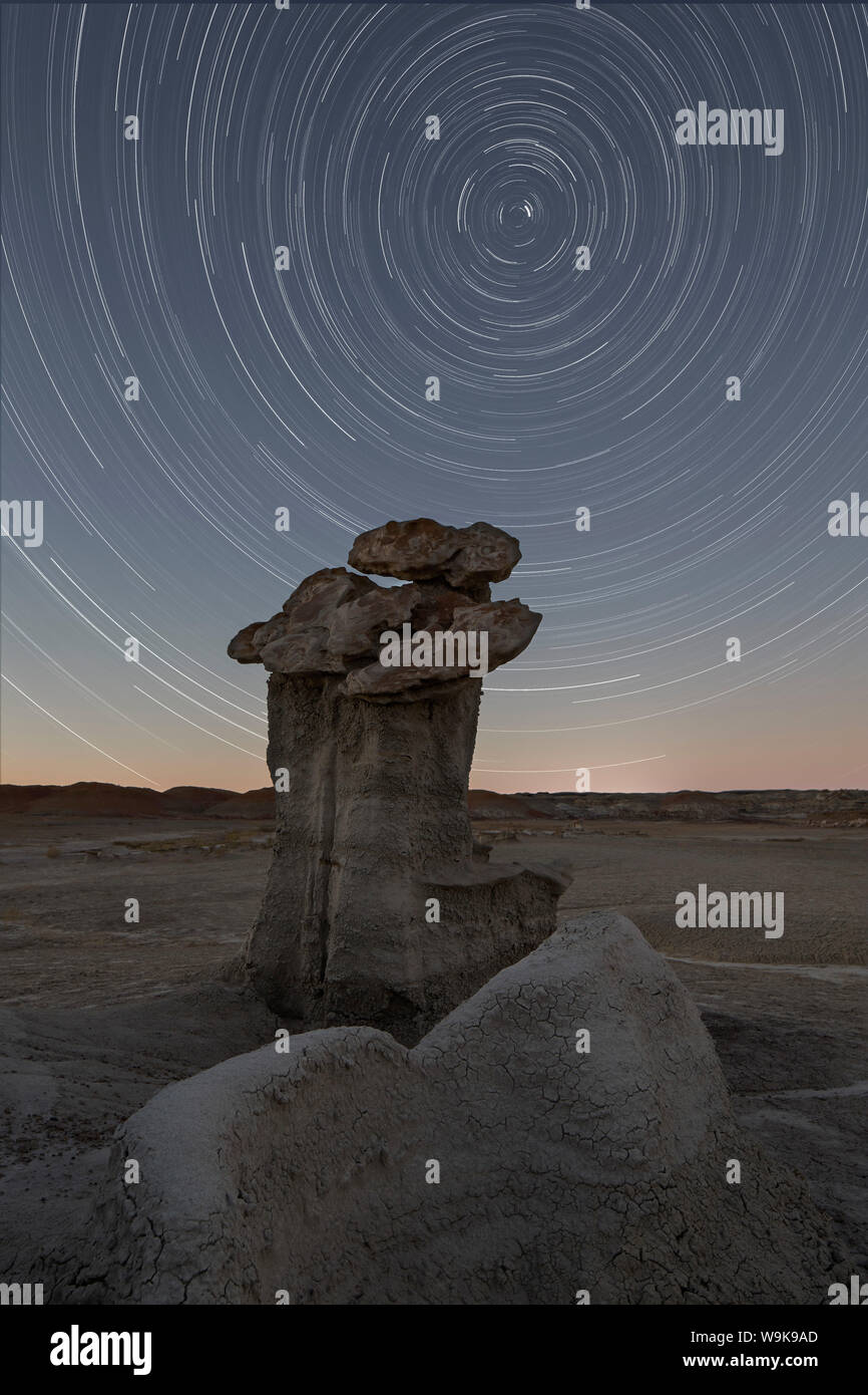 Hoodoo unter den Sternen, Bisti Wilderness, New Mexico, Vereinigte Staaten von Amerika, Nordamerika Stockfoto