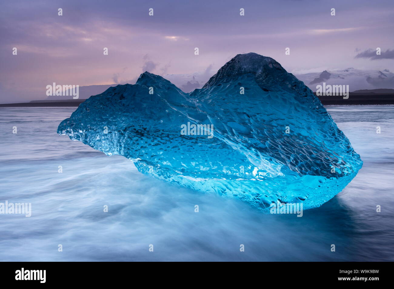 Durchsichtiger blauer Eisberg gewaschen an Land auf Breidamerkursandur Black Sands, Gletschersee Jökulsárlón Gletscherlagune, Island Stockfoto