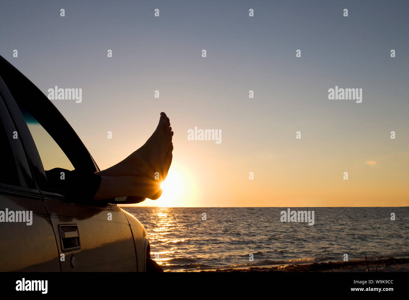 Die Füße des Menschen bei Sonnenuntergang, Key Byscaine, Miami, Florida, Vereinigte Staaten von Amerika, Nordamerika Stockfoto