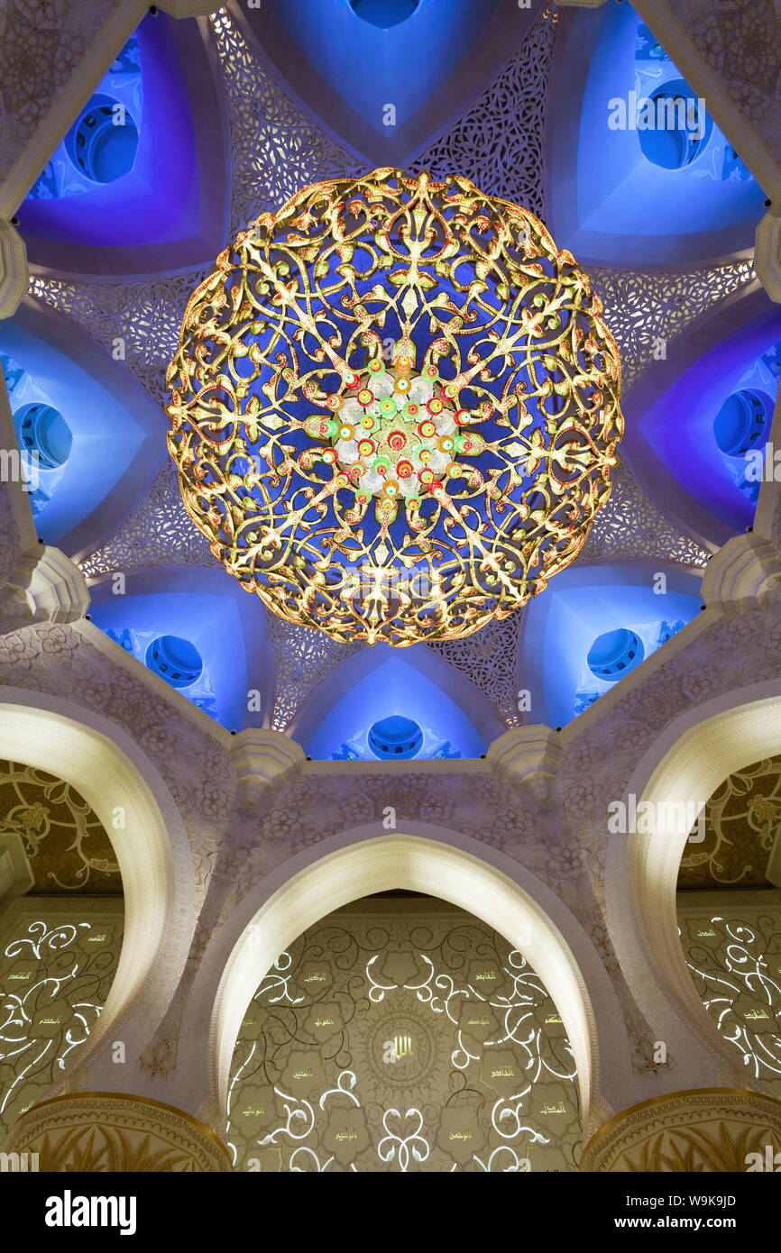 Prunkvolle Kronleuchter hängen von der Kuppel im Gebet Hall von Sheikh Zayed Bin Sultan Al Nahyan Moschee, Abu Dhabi, Vereinigte Arabische Emirate Stockfoto