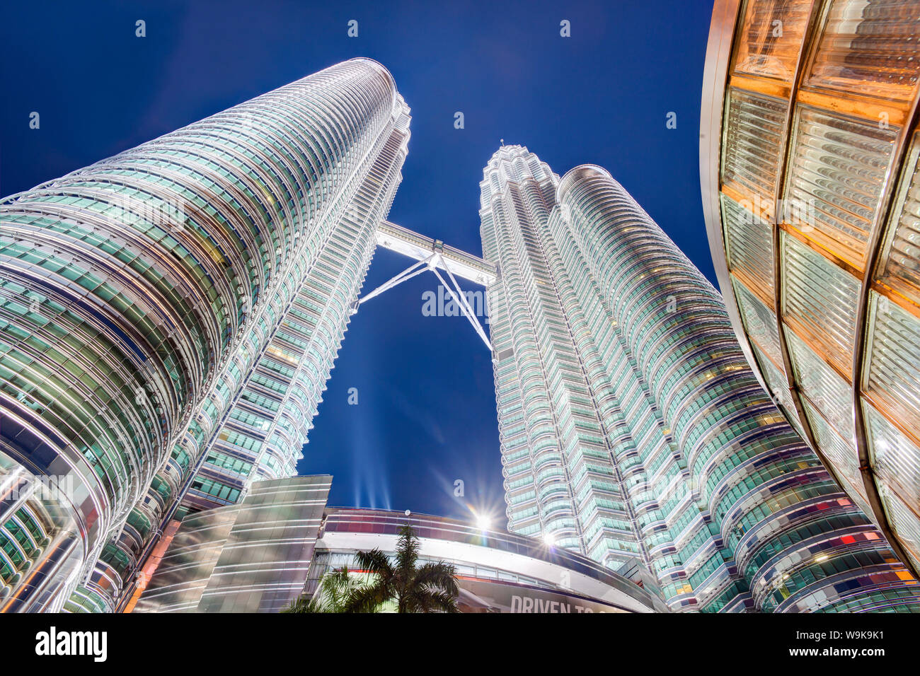 Niedrigen Winkel Blick auf die Petronas Twin Towers, Kuala Lumpur, Malaysia, Südostasien, Asien Stockfoto