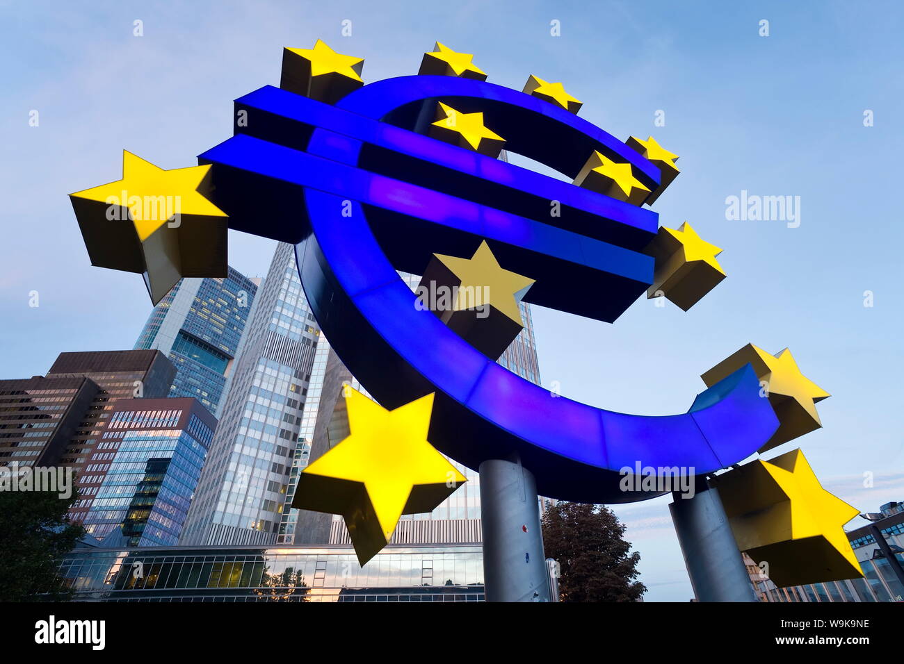 Europäische Zentralbank (EZB) und Euro-Symbol, Willy-Brandt-Platz, Frankfurt am Main, Hessen, Deutschland, Europa Stockfoto