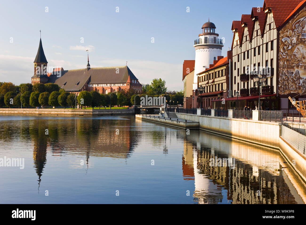 Kathedrale und Fischdorf, einem modernen Gehäuse, Hotel und Restaurant Entwicklung, Kaliningrad (Königsberg), Russland, Europa Stockfoto