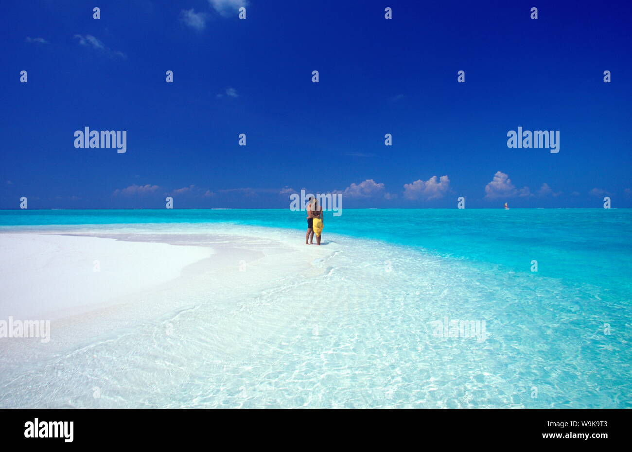 Paar am Strand, Baa Atoll, Malediven, Indischer Ozean, Asien Stockfoto