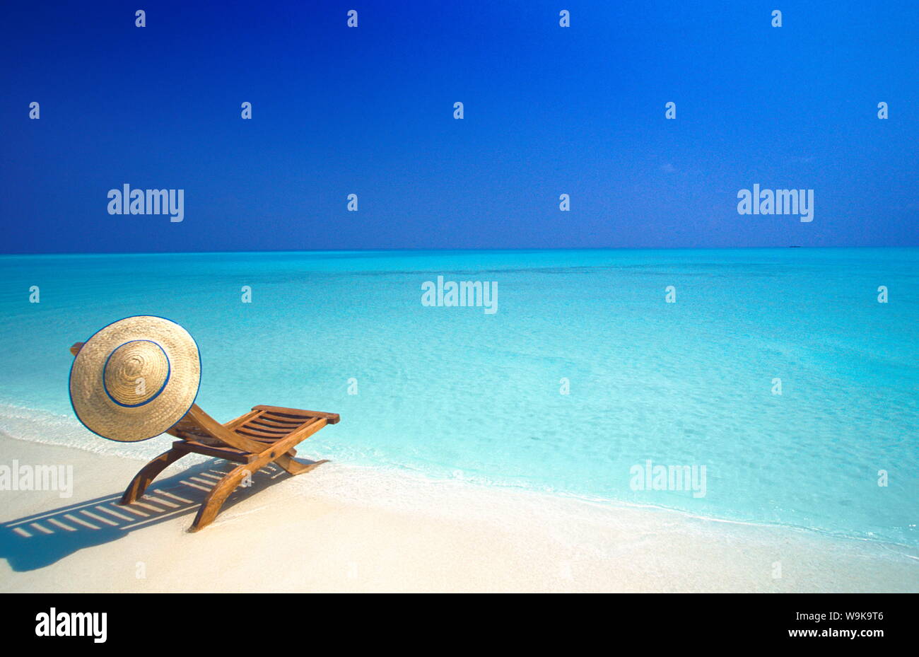Holz- Liegestuhl und Hut am tropischen Strand, Malediven, Indischer Ozean, Asien Stockfoto