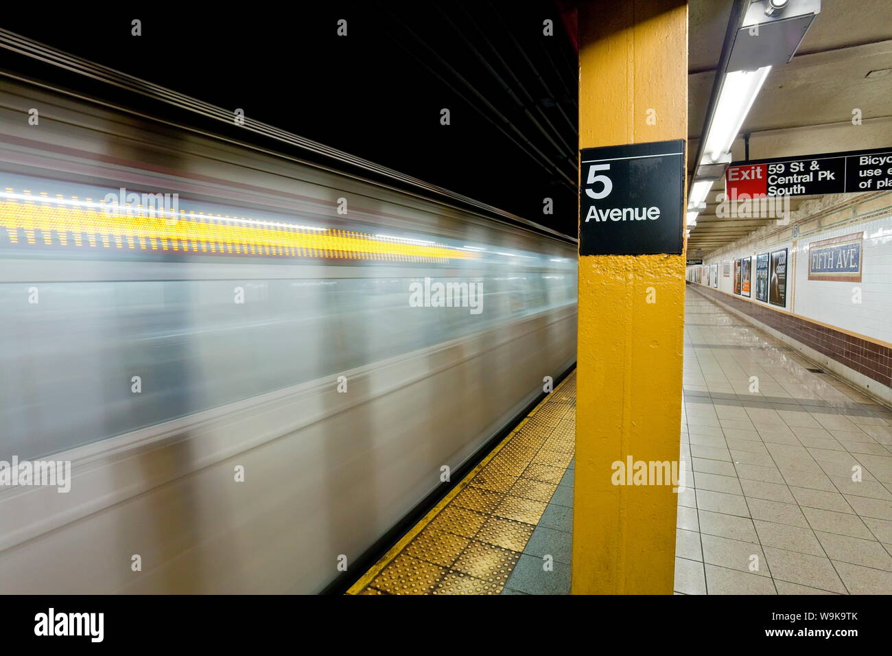 U-Bahnstation und Bahnhof in Bewegung, Manhattan, New York City, New York, Vereinigte Staaten von Amerika, Nordamerika Stockfoto