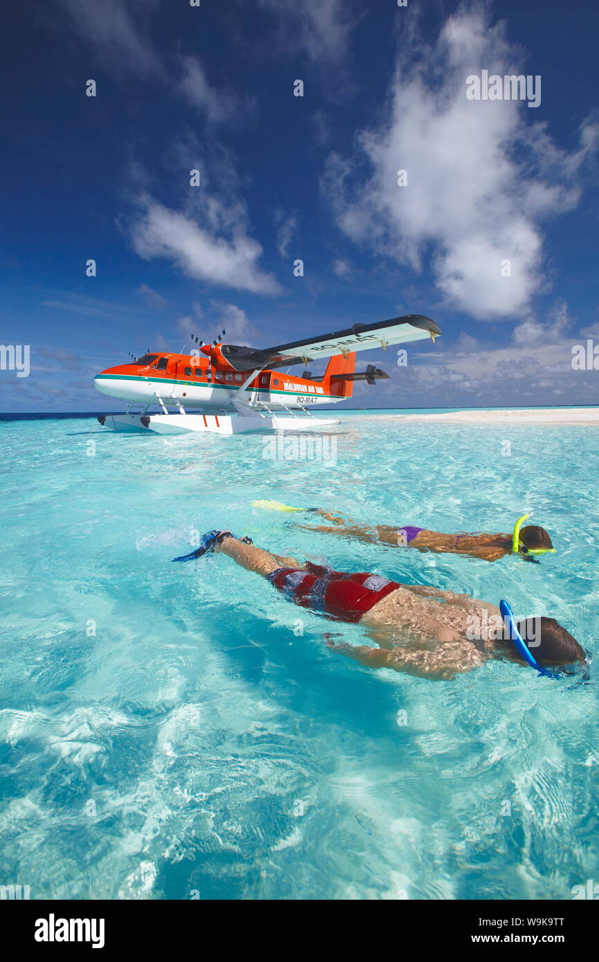 Wasserflugzeug und paar Schnorcheln, Malediven, Indischer Ozean, Asien Stockfoto