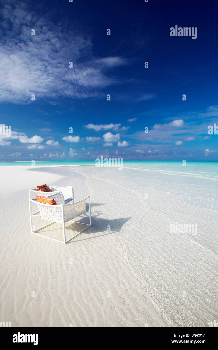 Liegestühle am tropischen Strand, Malediven, Indischer Ozean, Asien Stockfoto