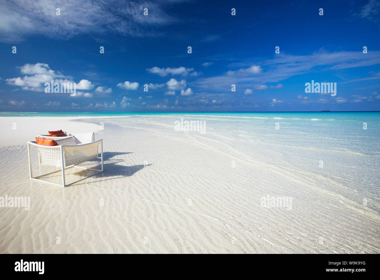 Liegestühle am tropischen Strand, Malediven, Indischer Ozean, Asien Stockfoto