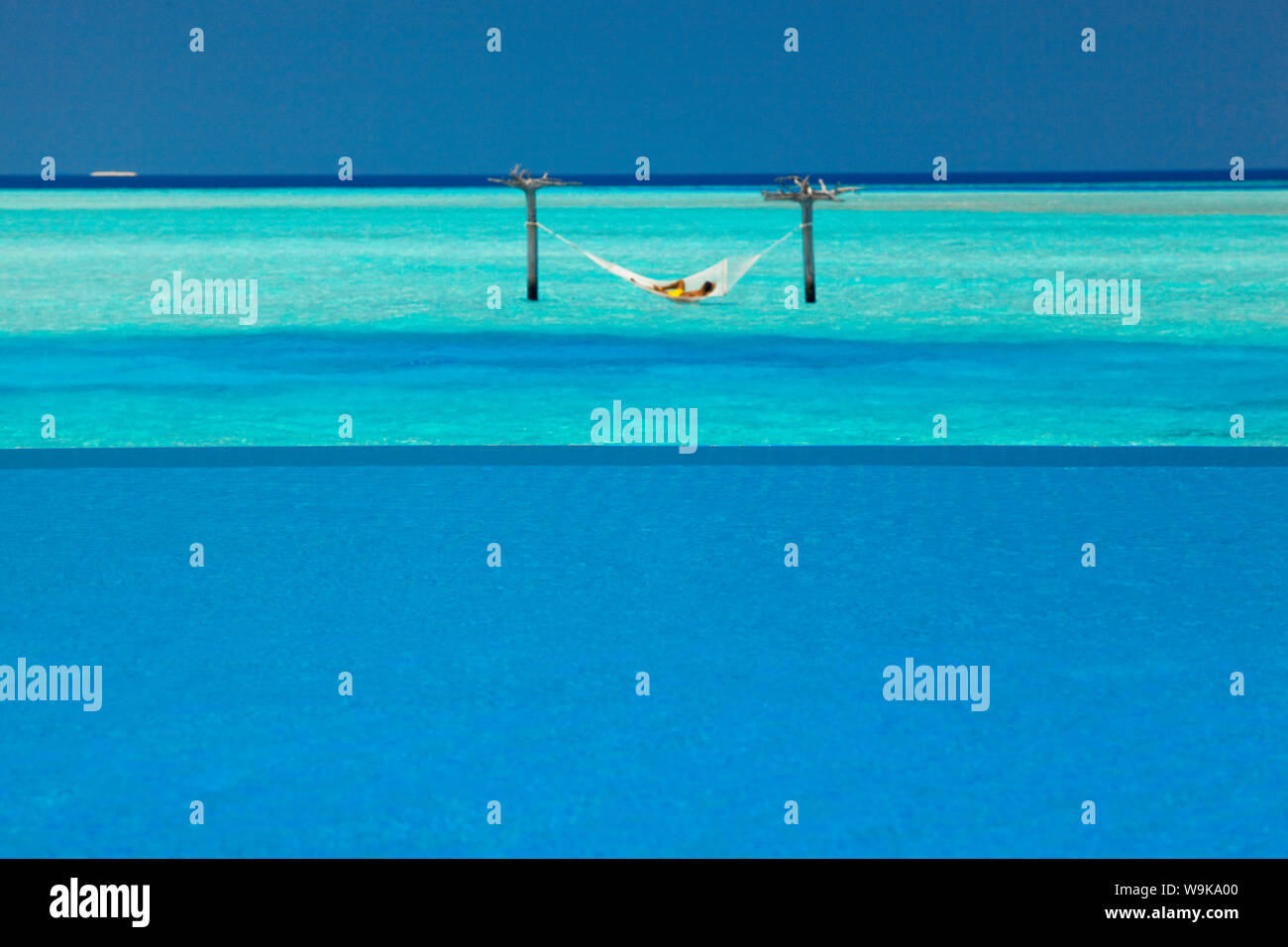 Infinity-Pool und Hängematte in Lagune, Malediven, Indischer Ozean, Asien Stockfoto