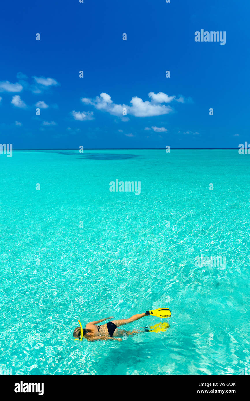 Junge Frau Schnorcheln auf den Malediven, Indischer Ozean Stockfoto