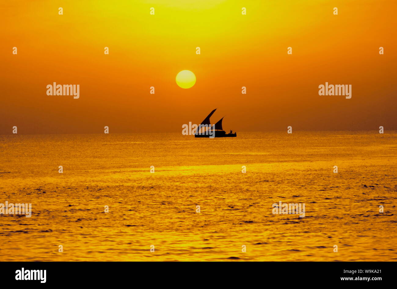 Traditionelles Dhoni Segelboot bei Sonnenuntergang, Malediven, Indischer Ozean, Asien Stockfoto