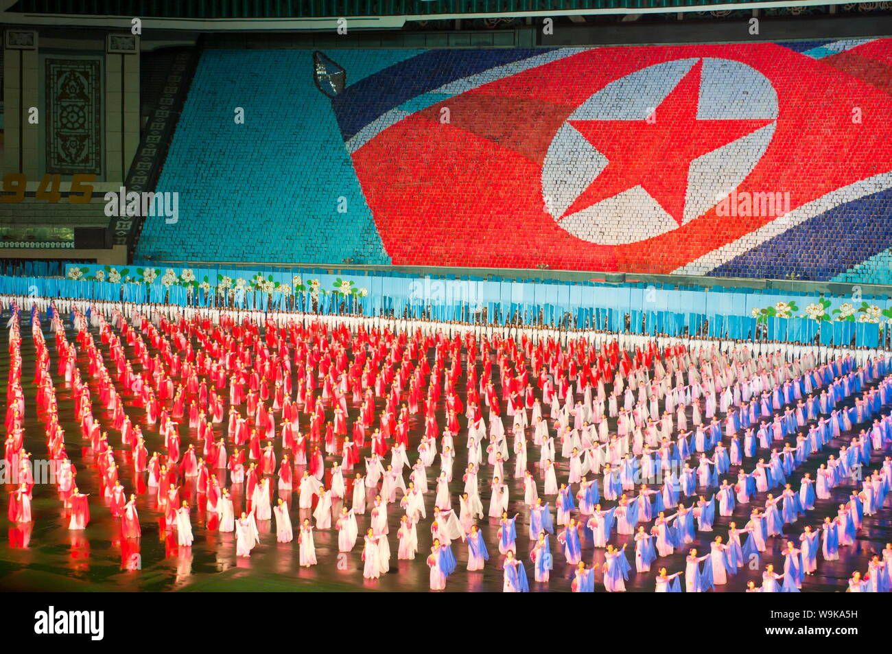 Tänzer und Akrobaten am Airand Festival, Mass Games in Pyongyang, North Korea, Asien Stockfoto