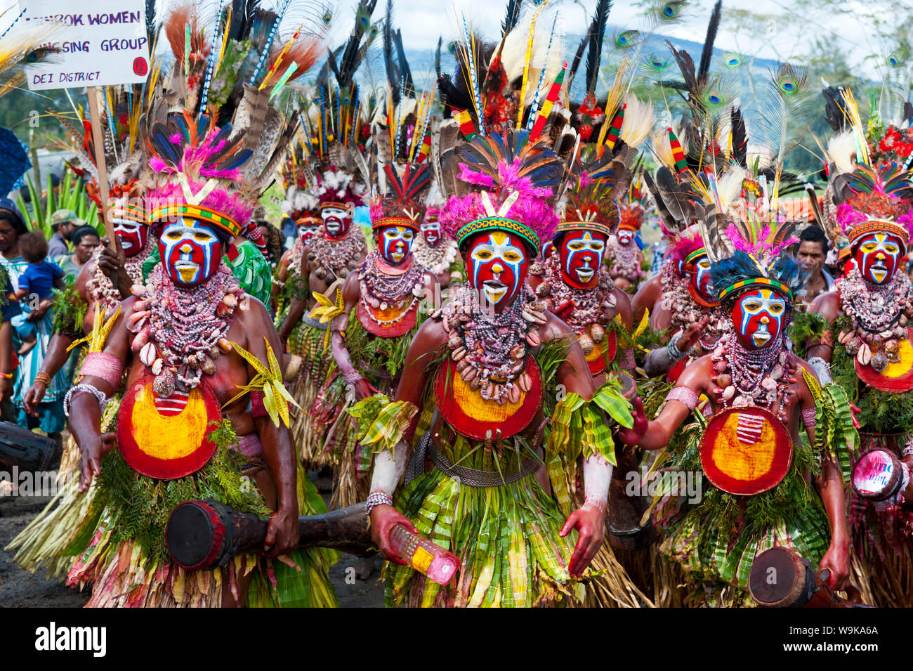 Bunt gekleidet und Gesicht malen lokale Stämme feiert die traditionelle Sing Sing im Hochland von Papua-neuguinea, Pazifik Stockfoto