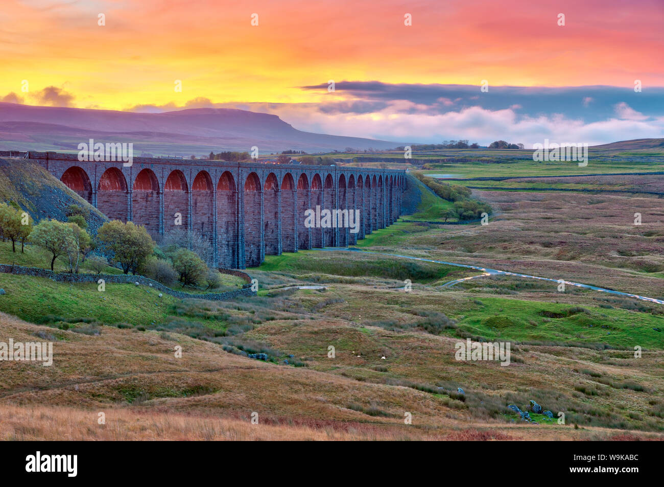 Pen-y-Gent und Ribblehead-Viadukt auf Settle zu Carlisle Railway, Yorkshire Dales National Park, North Yorkshire, England, UK Stockfoto