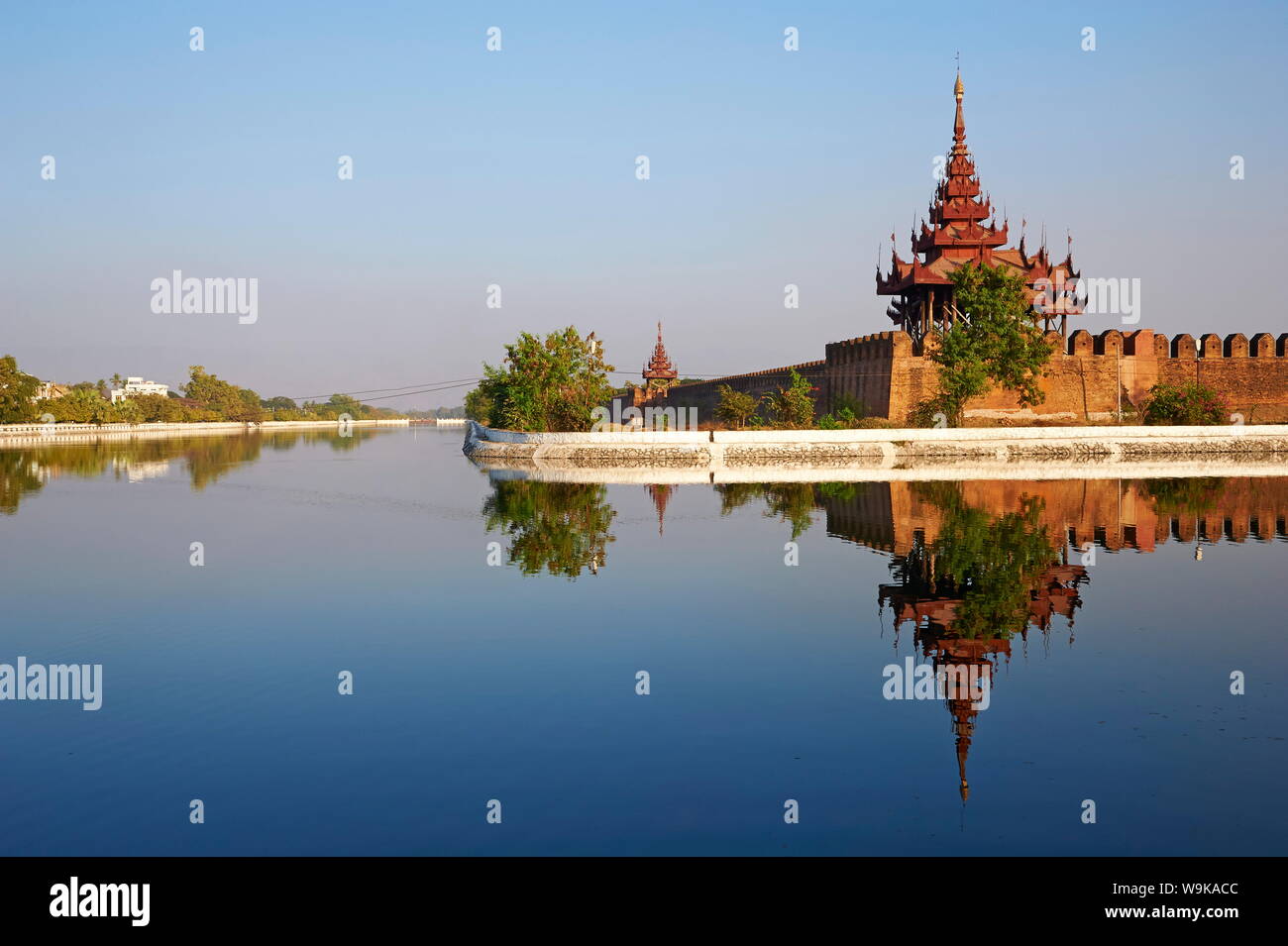 Graben und Mandalay Palast, Mandalay, Myanmar (Burma), Asien Stockfoto