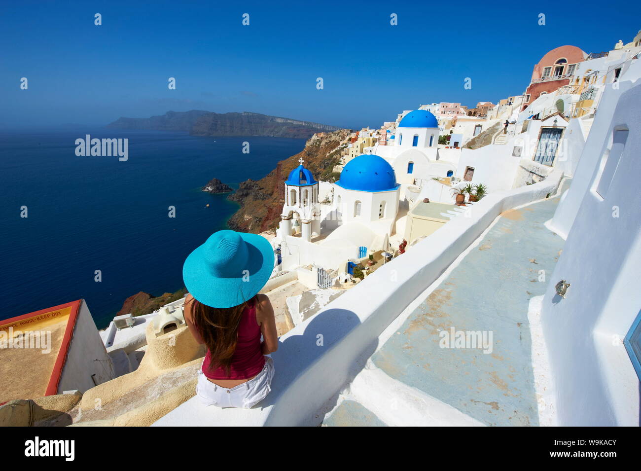 Touristische und Kirche mit blauer Kuppel, Oia (Ia) Dorf, Santorin, Kykladen, griechische Inseln, Griechenland, Europa Stockfoto