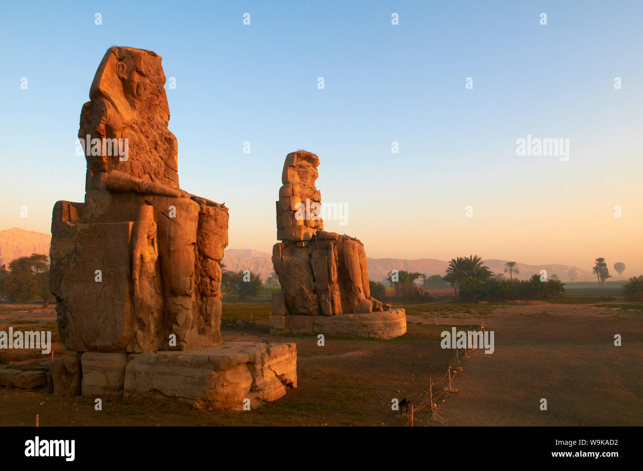Kolosse von Memnon, geschnitzte der 18. Dynastie Pharao Amenophis III, West Bank des Nils, Theben, UNESCO, Ägypten, Nordafrika zu vertreten Stockfoto