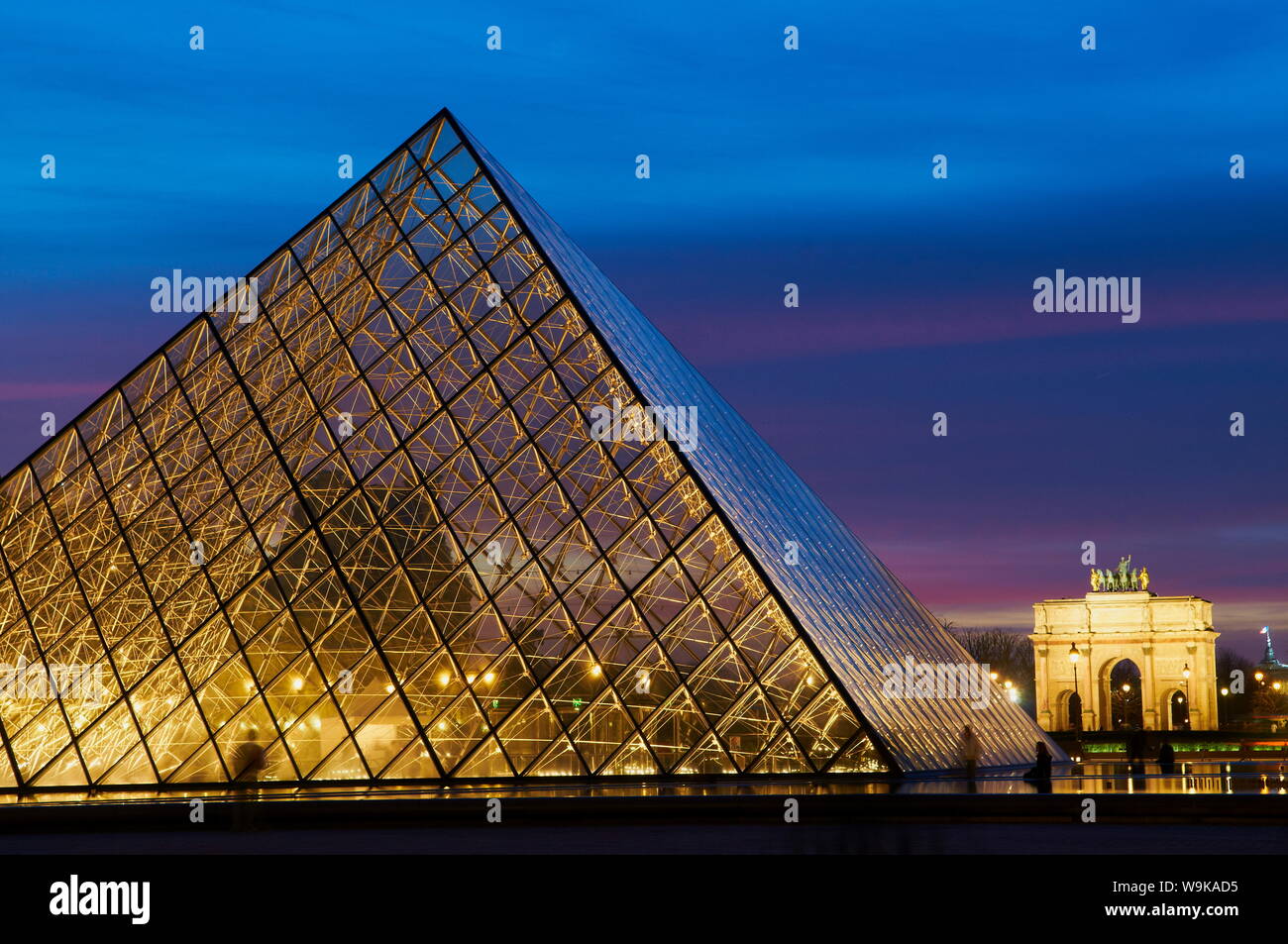 Die Pyramide des Louvre bei Nacht, Paris, Frankreich, Europa Stockfoto