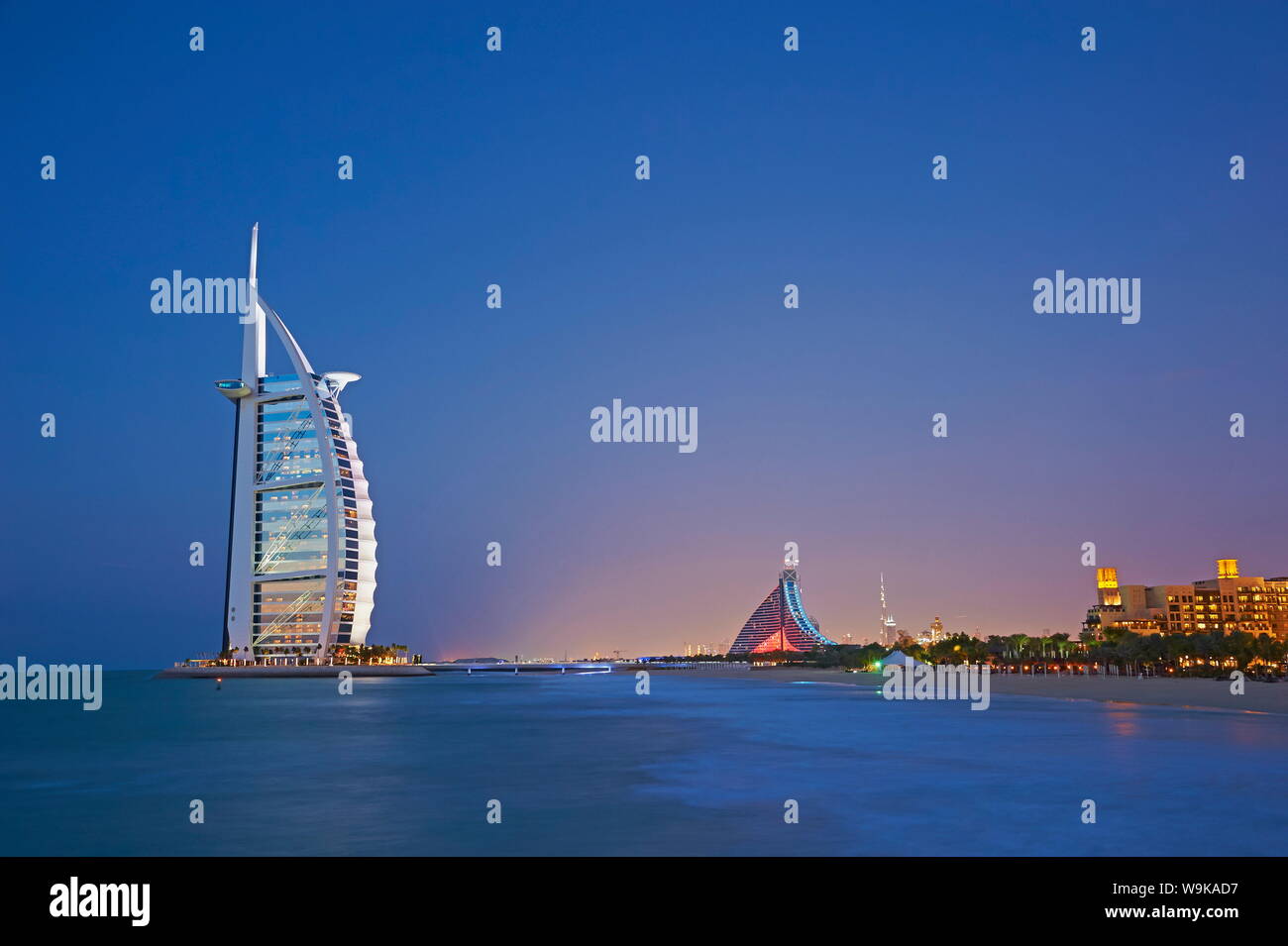 Hotel Mina A'Salam Madinat Jumeirah mit Blick auf Burj Al Arab Hotel, Jumeirah Beach, Dubai, Vereinigte Arabische Emirate, Naher Osten Stockfoto