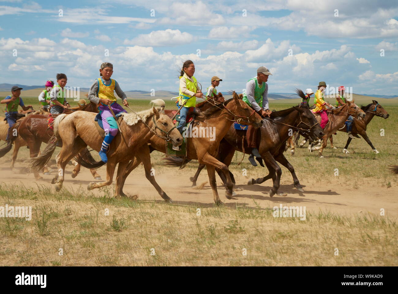Pferderennen mit jungen Mongolischen Jockeys, Naadam, Nationales Festival, Ovorkhangai, Mongolei, Zentralasien, Asien Stockfoto