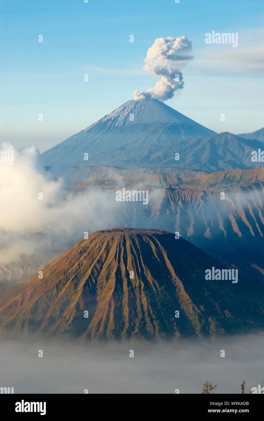 Mount Bromo, einem Vulkan 2392m erreichen und Mount Semeru auf 3676m in den frühen Morgenstunden, Java, Indonesien, Südostasien, Asien Stockfoto