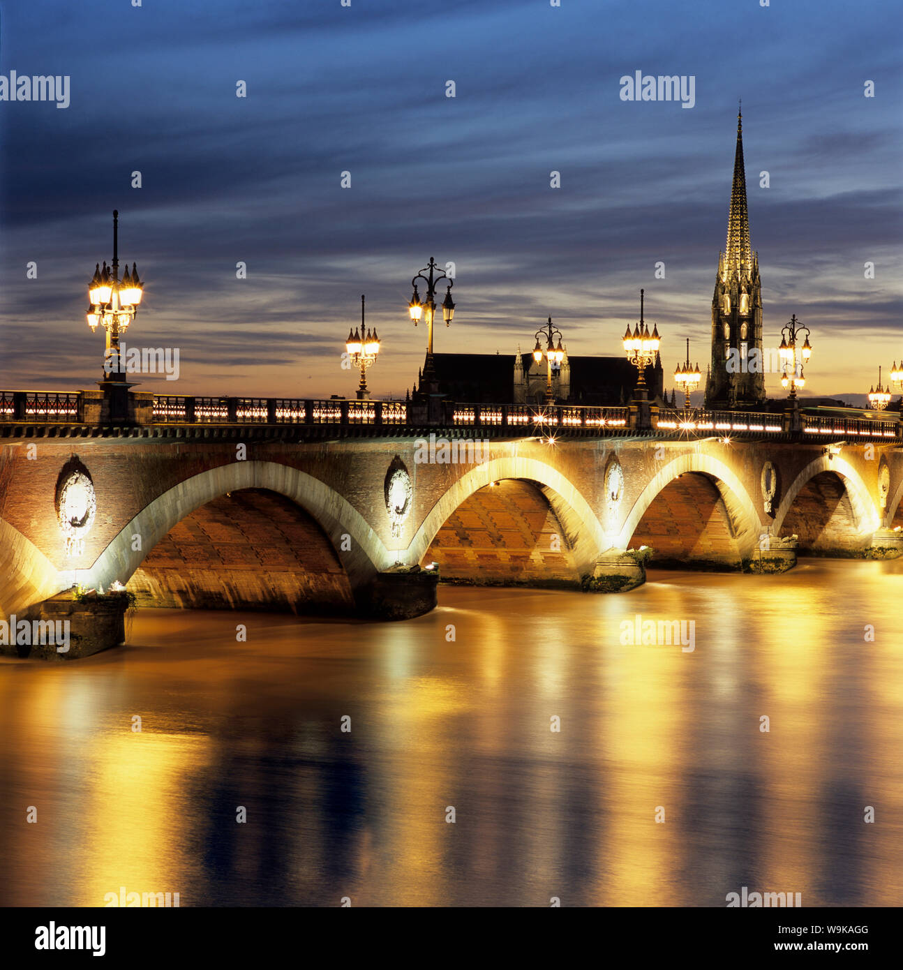 Fluss Garonne und Pont de Pierre bei Dämmerung, Bordeaux, Aquitanien, Frankreich, Europa Stockfoto