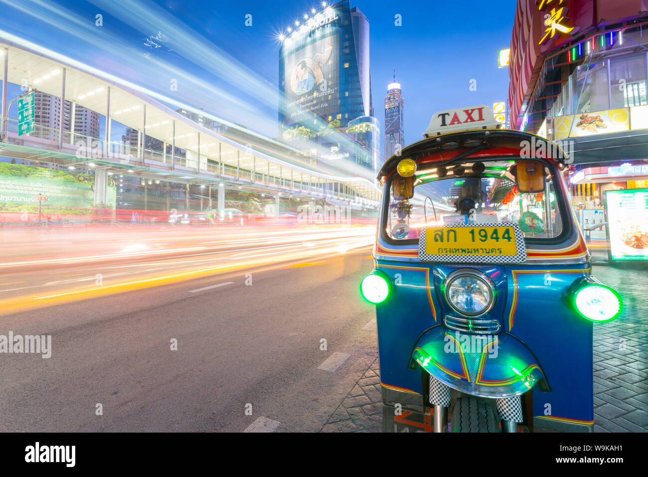 Verkehr und Tuk-Tuk auf Ratchadamri Road, Bangkok, Thailand, Südostasien, Asien Stockfoto