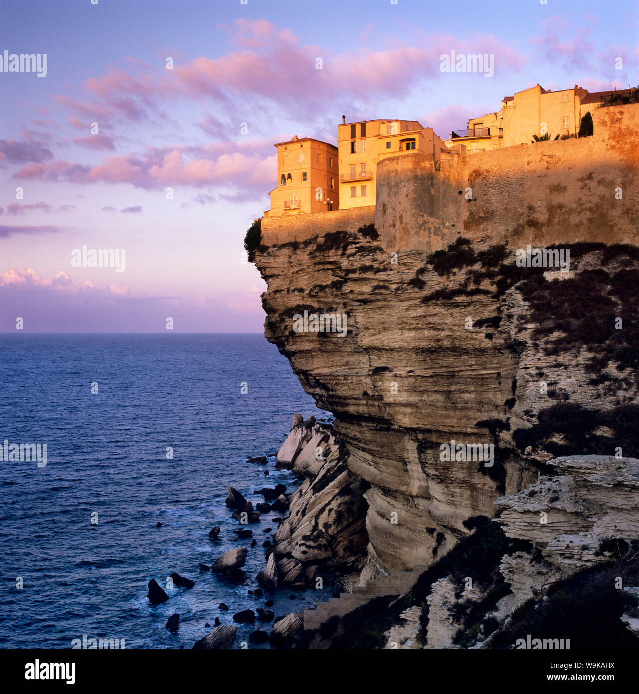 Haute-Ville am Rande der Klippen in der Morgendämmerung, Bonifacio, Südkorsika, Korsika, Frankreich, Mittelmeer, Europa Stockfoto