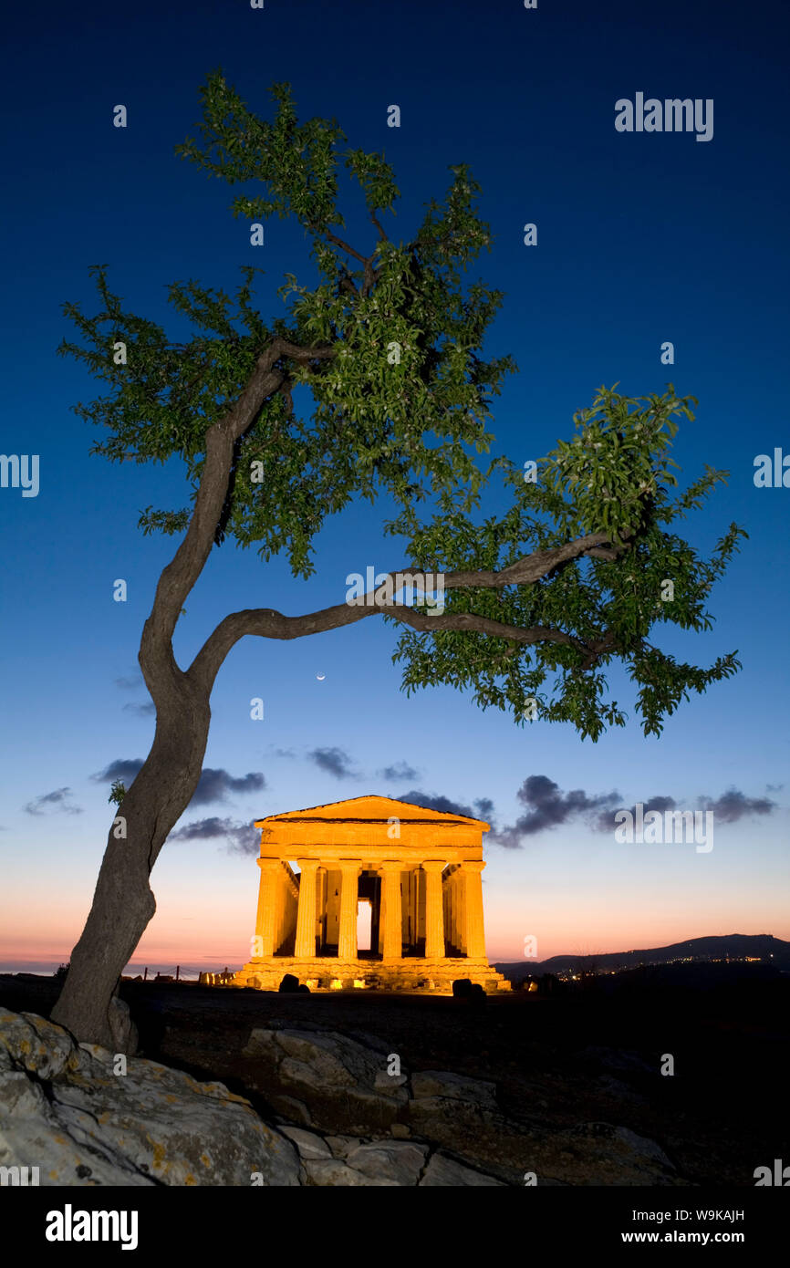 Tempio di Concordia (Concord) und Mandelbaum in der Dämmerung, Valle dei Templi, Weltkulturerbe der UNESCO, Agrigento, Sizilien, Italien, Europa Stockfoto
