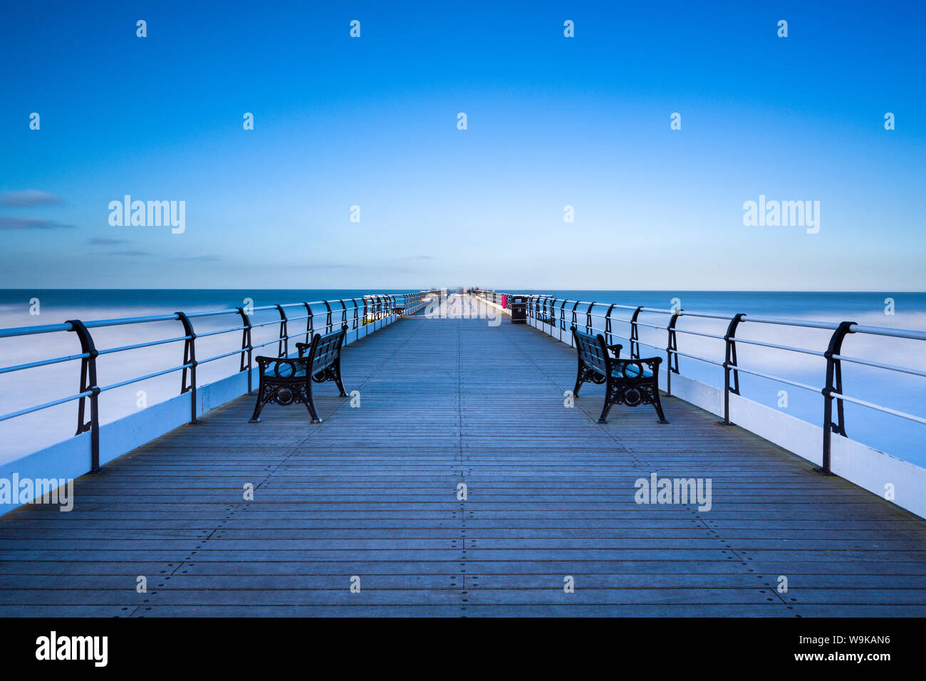 Viktorianische Pier in Saltburn am Meer an einem sonnigen Wintertag, North Yorkshire, Yorkshire, England, Vereinigtes Königreich, Europa Stockfoto