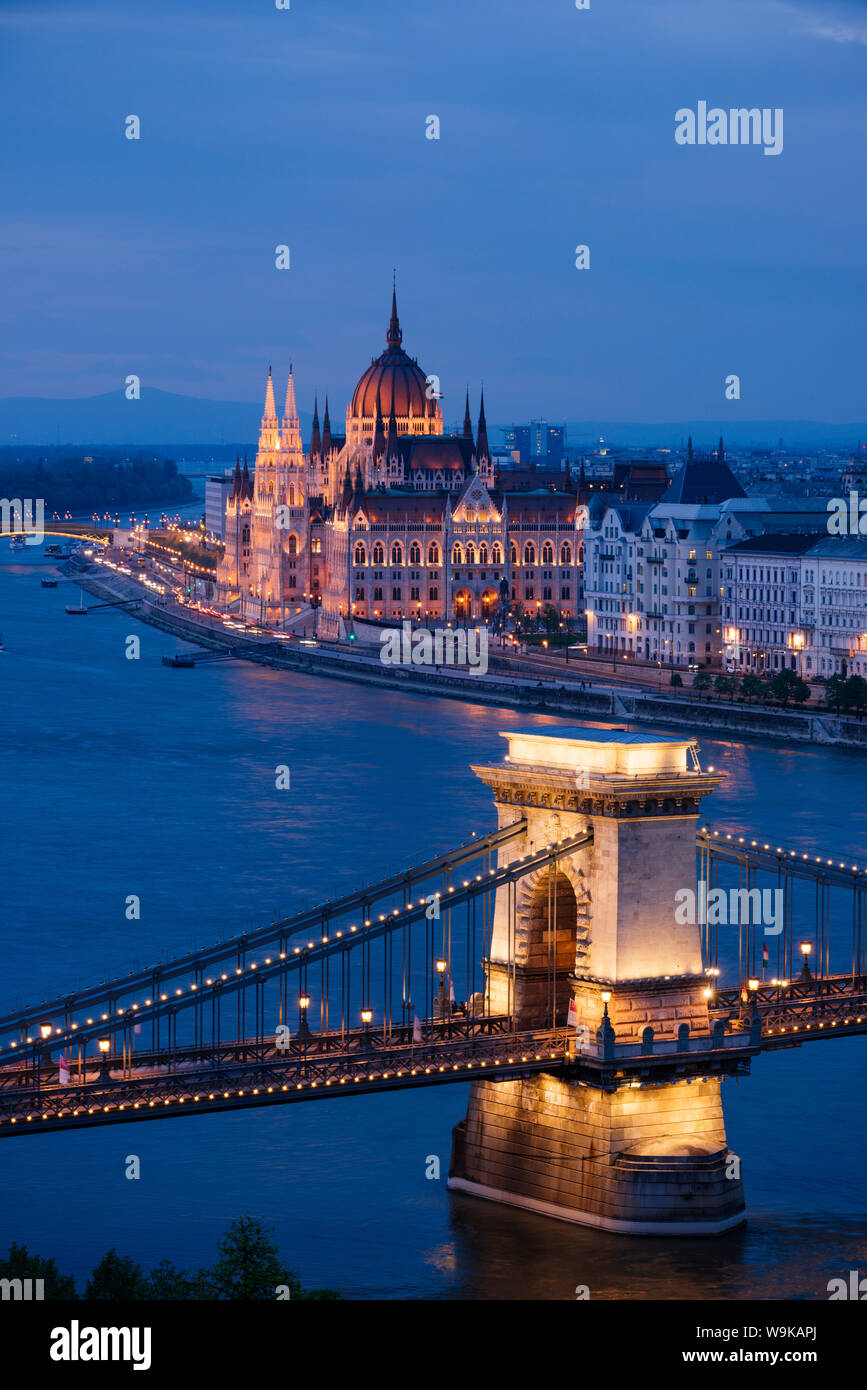 Blick auf die Donau, die Kettenbrücke und ungarischen Parlament bei Nacht, UNESCO-Weltkulturerbe, Budapest, Ungarn, Europa Stockfoto