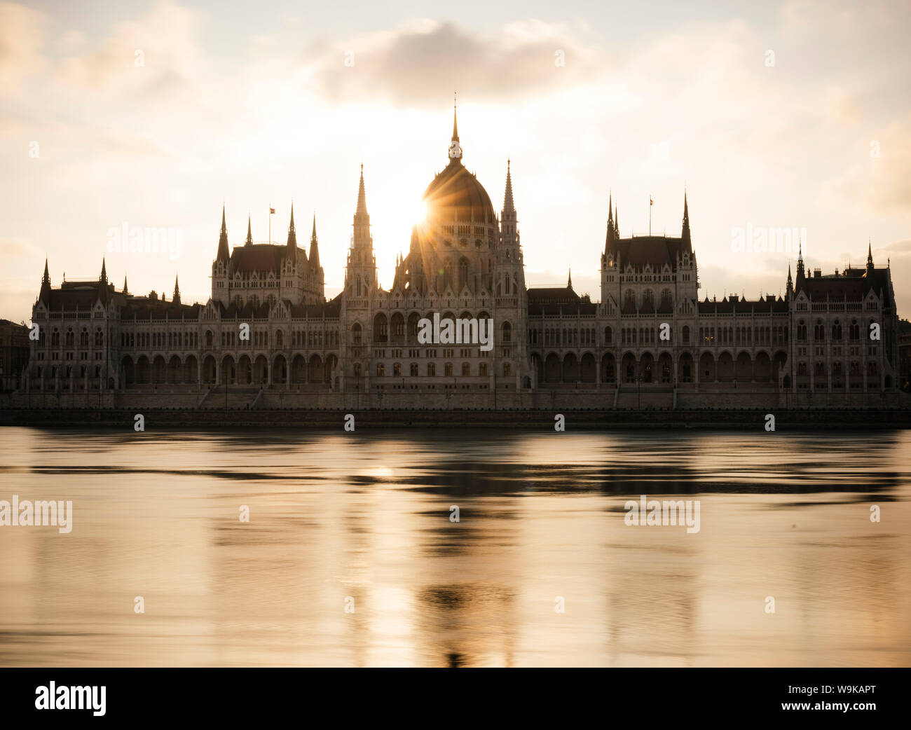 Sonnenaufgang hinter dem ungarischen Parlament und Donau, Budapest, Ungarn, Europa Stockfoto