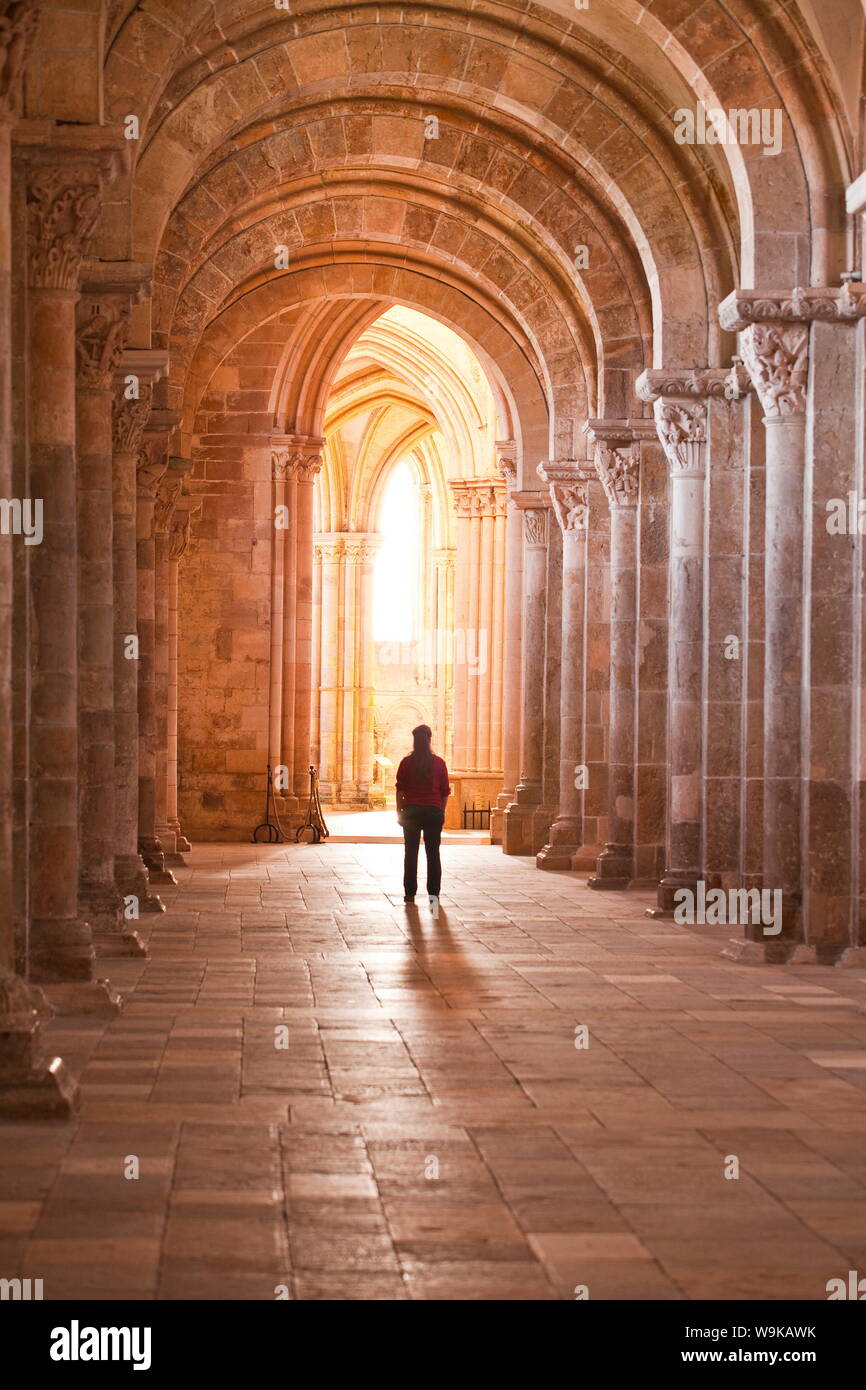 Eine Dame geht langsam durch einen Gang in die Basilika Sainte-Marie-Madeleine von Vezelay, Yonne, Burgund, Frankreich, Europa Stockfoto