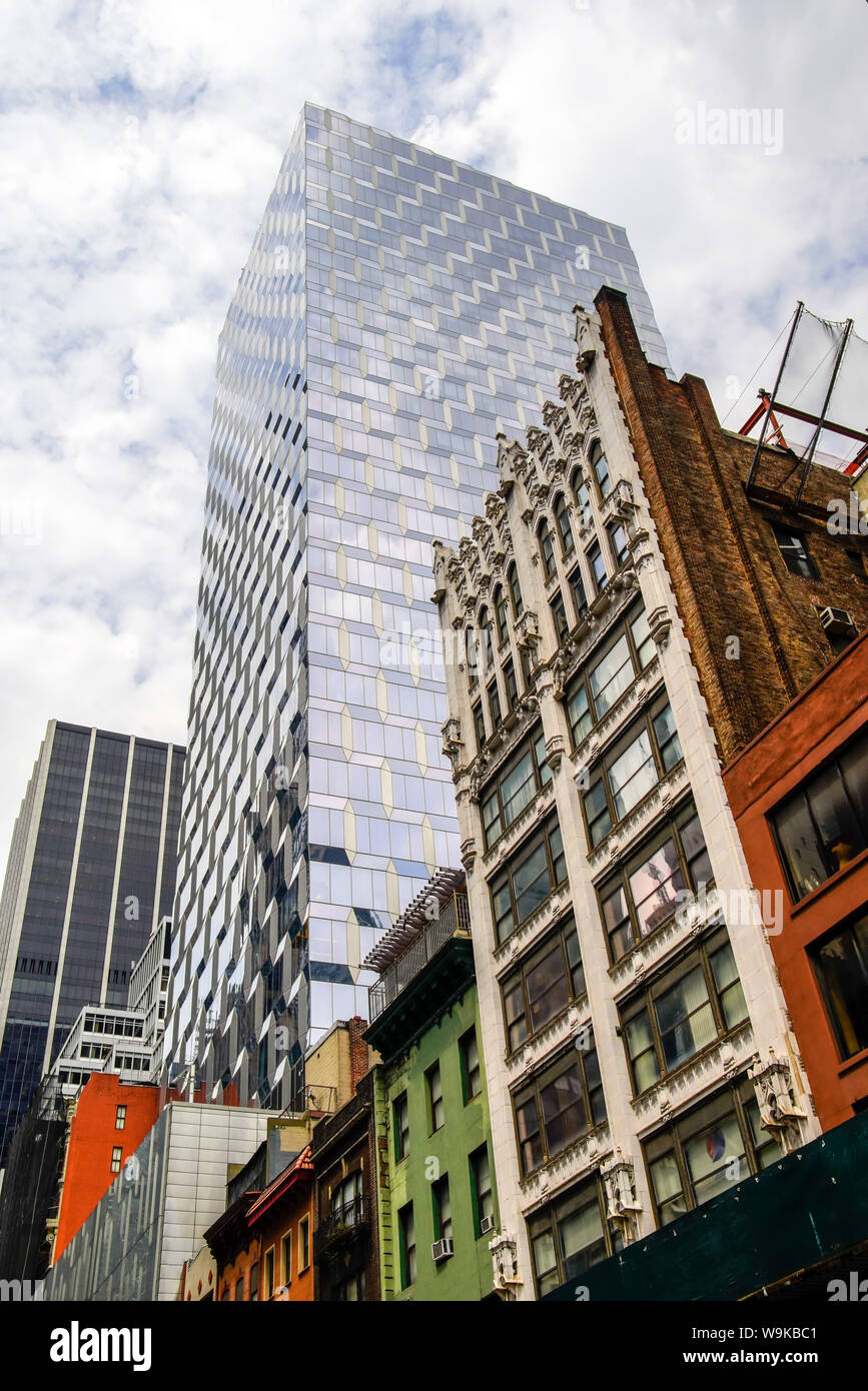 Blick von W 46th St. Internationale Gem Tower oder Diamond Tower, und Gebäude aus dem Jahre 1915, 33 W 46th St, Manhattan, New Yorl City, USA. Stockfoto