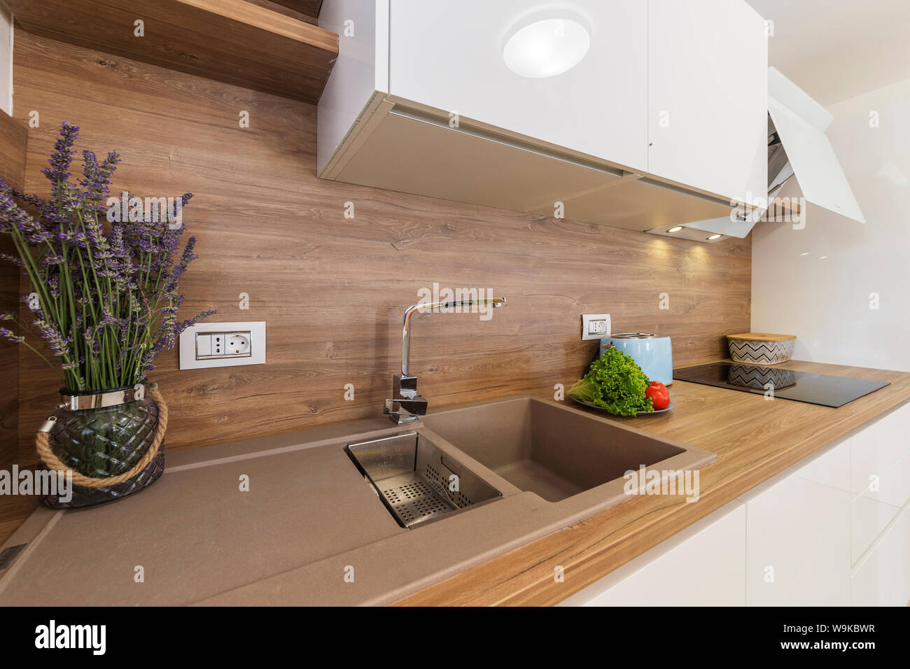 Moderne Küche Interieur mit Gemüse und Lavendel Stockfoto