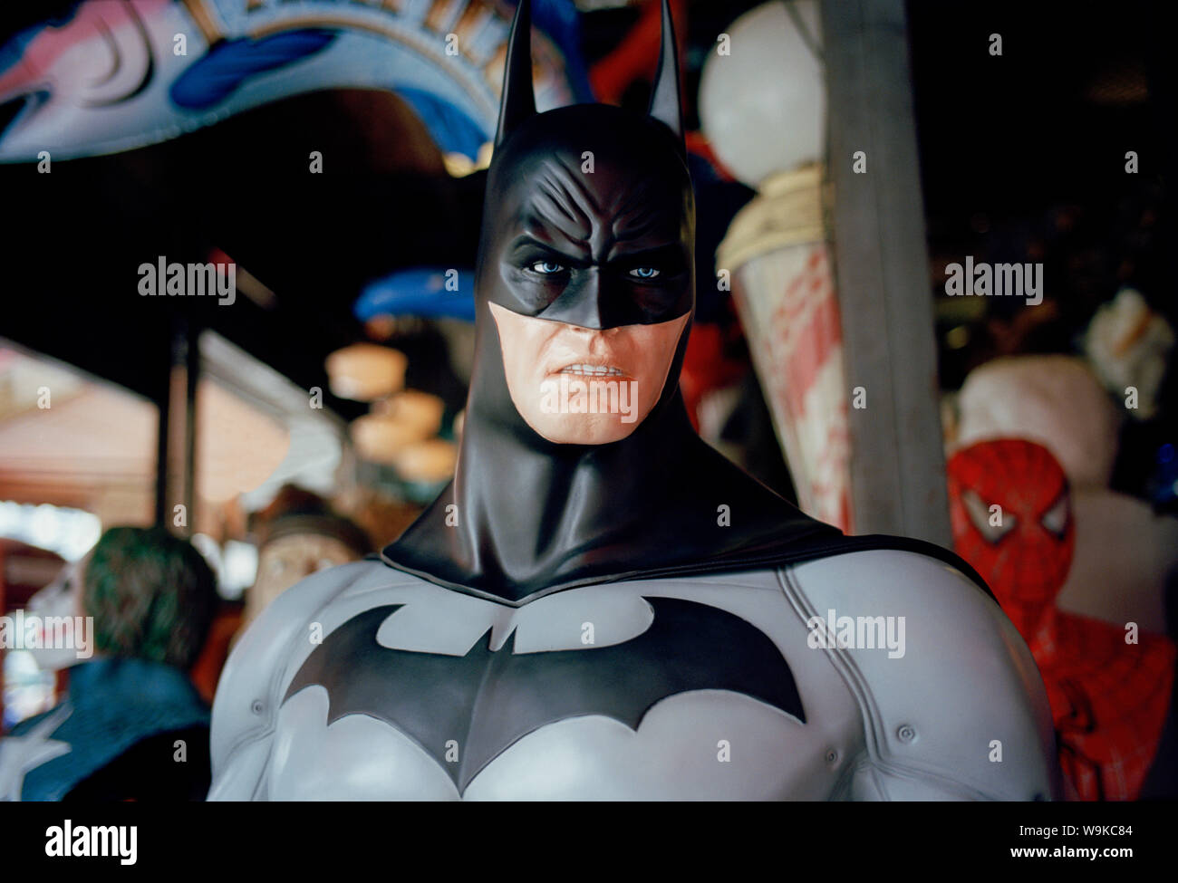 Batman in einem Flohmarkt in Bangkok in Thailand in Südostasien im Fernen Osten. Retro Cartoon Charakter Marvel Street Scene 1950 Stockfoto