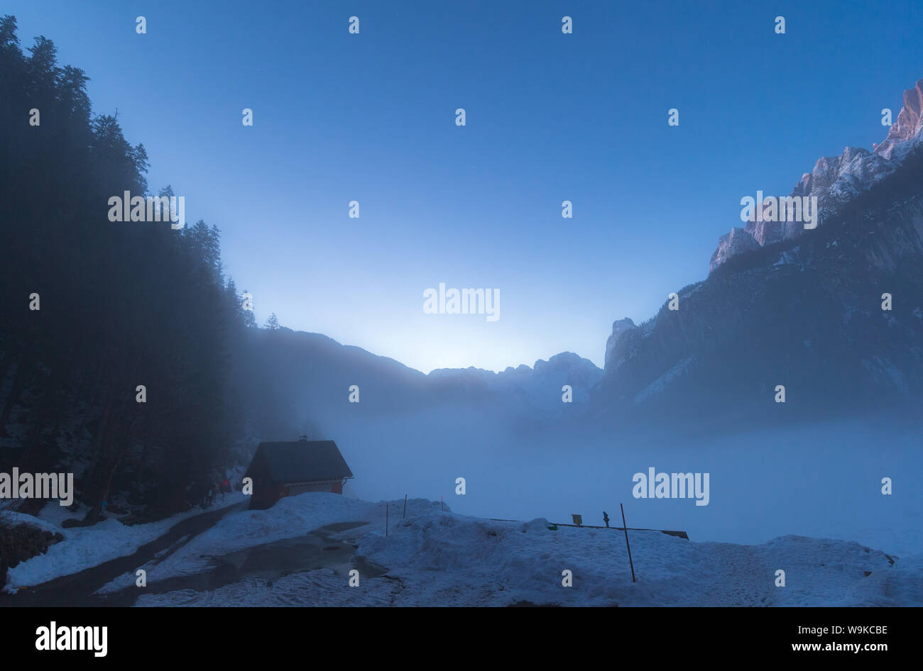 Morgennebel über Gosausee mit Dachstein Gletscher im Hintergrund Stockfoto