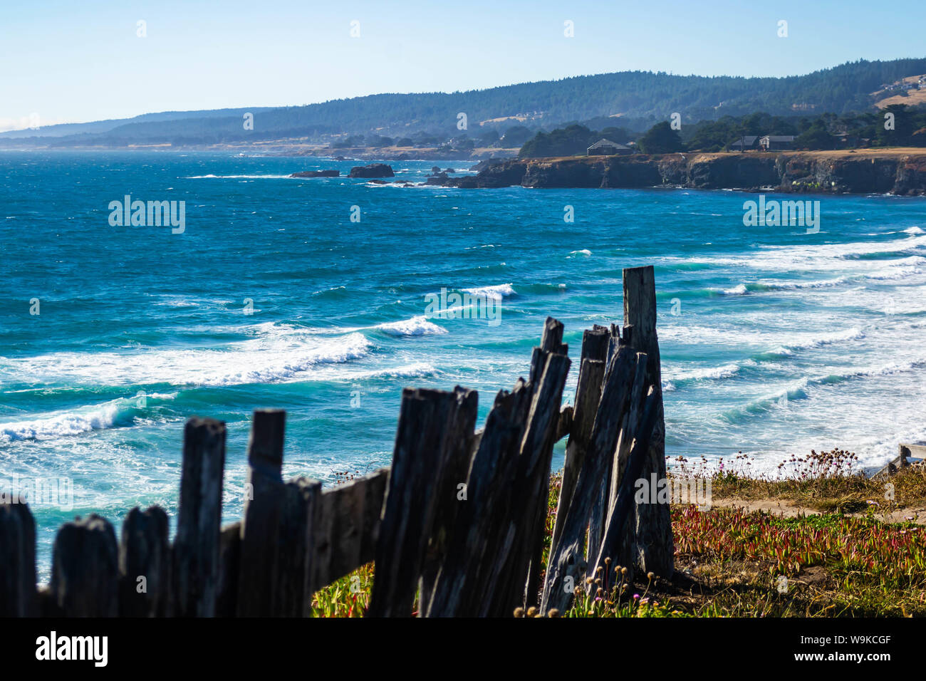 Einen alten Zaun Bausteine Rand einer Klippe entlang der nördlichen Küste von Kalifornien Stockfoto