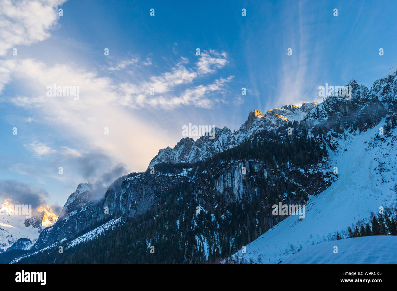 Morgennebel über Gosausee mit Dachstein Gletscher im Hintergrund Stockfoto